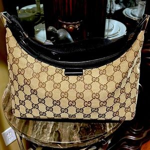 Authentic Gucci Hand Bag Can be Worn as a Shoulder Bag Or Cross Body. Original